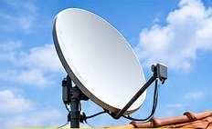 Antena parabólica sobre un tejado