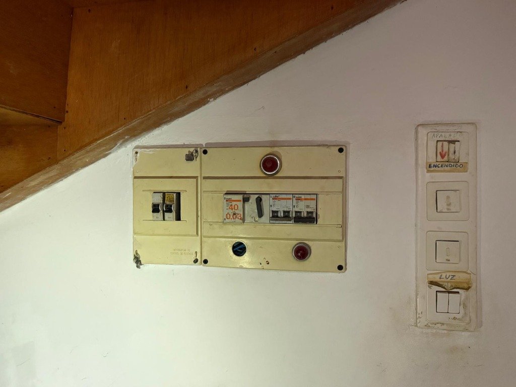 Cuadro Eléctrico y Mecanismos Antiguos Bajo Escalera - Antes